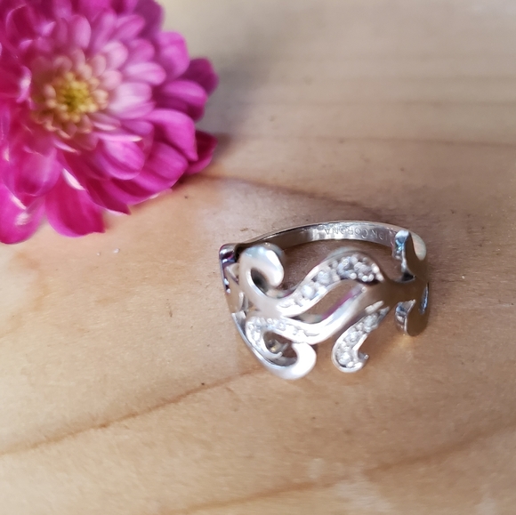 Stunning 10K Solid White Gold and Natural Diamonds Handcrafted Engagement Ring - Picture 3 of 8